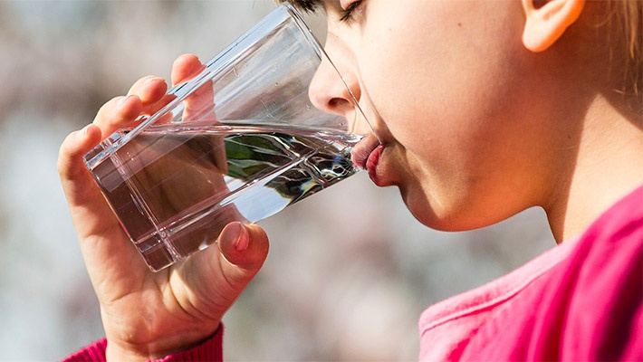 v1 4 Drinking Water Tips To Avoid Back To School Headaches1 dkyb7 | مهم‌ترین نکات سفر • درناتریپ ✈️
