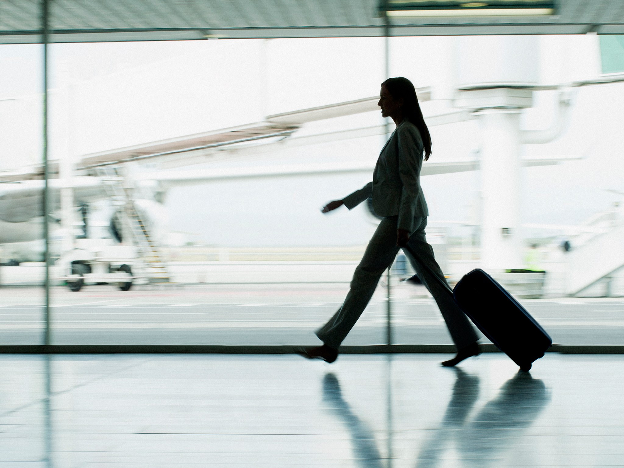 woman airport cr getty 112156400 | نکات مهم و کاربردی سفر بانوان • درناتریپ ✈️