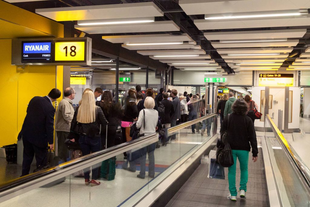 airport queue at the gate for a ryanair plane flight south terminal E0C269 | آداب و معاشرت در هواپیما • درناتریپ ✈️