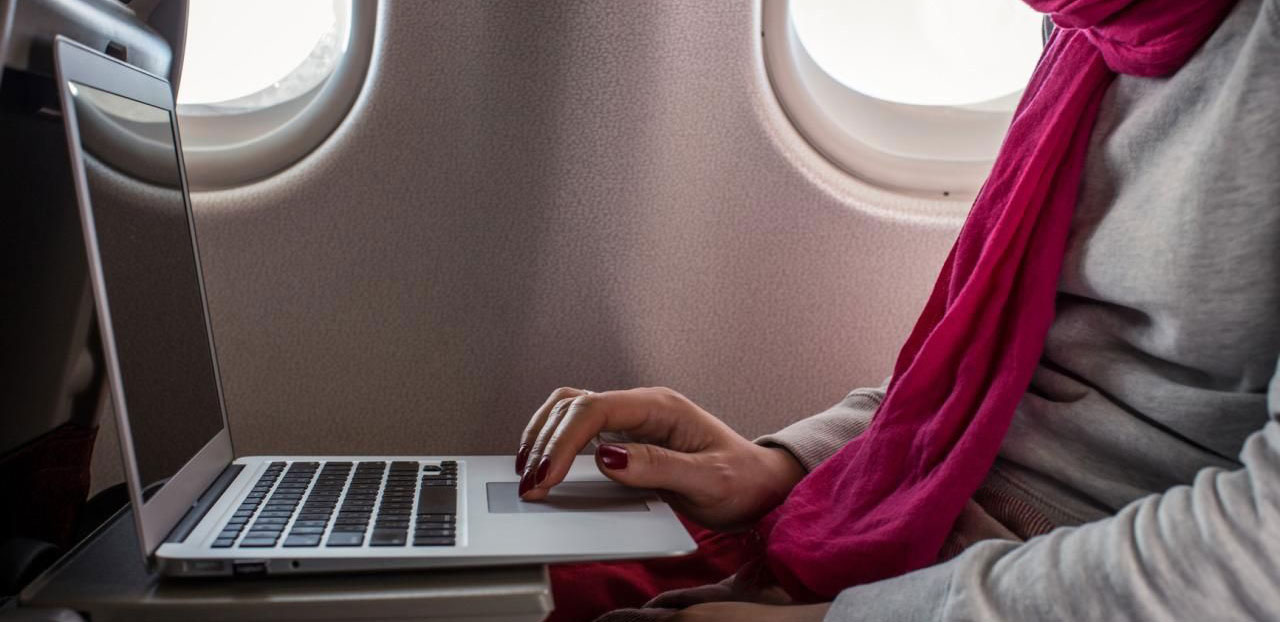 law prohibiting the carrying of laptops | راحت خوابیدن در هواپیما • درناتریپ ✈️