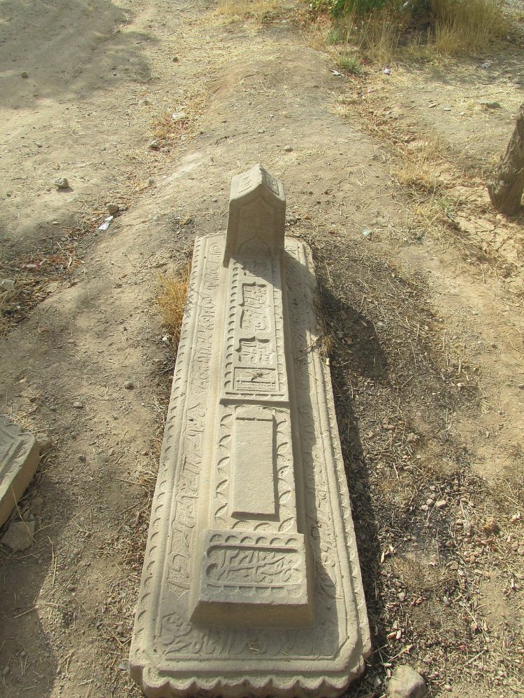 1200px سنگ قبری از قبرستان تاریخی و بزلر هفشجان | مکان های دیدنی چهار محال و بختیاری • درناتریپ ✈️