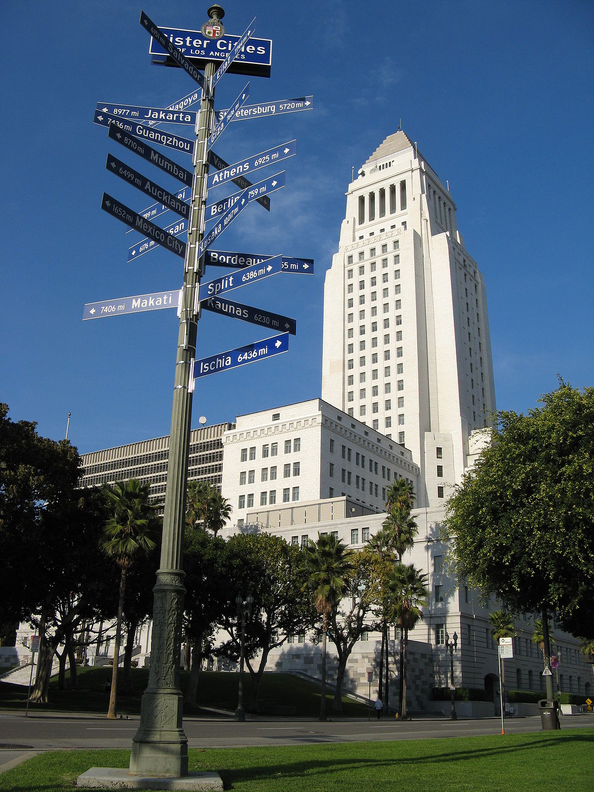 1200px Los Angeles City Hall with sister cities 2006 | نکات مراقبت از پوست در سفر • درناتریپ ✈️