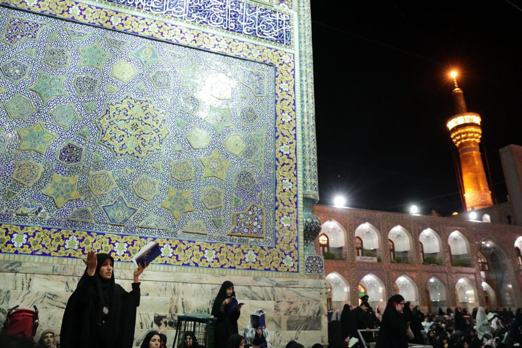 احیا و شب نشینی در حرم امام رضا در ماه رمضان مشهد