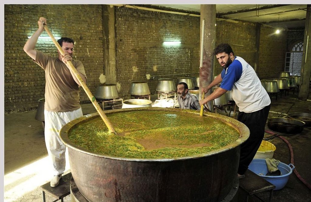 پخت آش نذری در رمضان مشهد