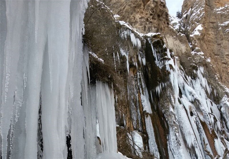 یخ زدن آب آبشار مارگون در زمستان، آبشار مارگون، روستای مارگون، سپیدان