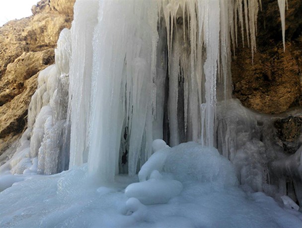 یخ زدن آب آبشار مارگون در زمستان، آبشار مارگون، روستای مارگون، سپیدان