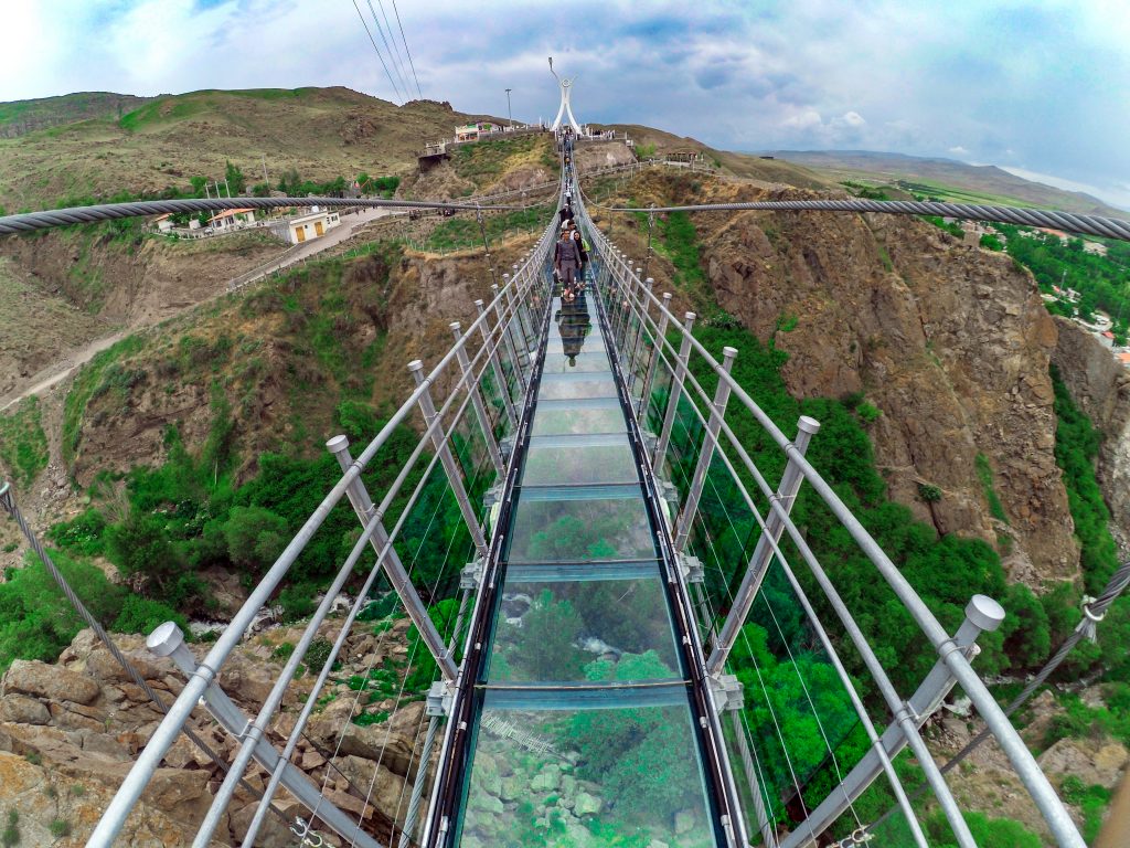 پل معلق قوسی تمام شیشه ای هیر