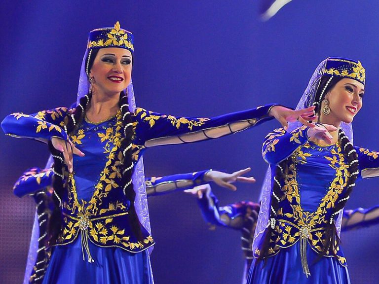 1200px Azerbaijani dancers at Eurovision 2012 | شهر تبریز و پارک ائل گلی • درناتریپ ✈️