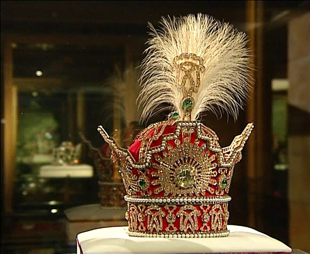 Pahlavi Crown | بهترین تفریحات سر پوشیده تهران • درناتریپ ✈️