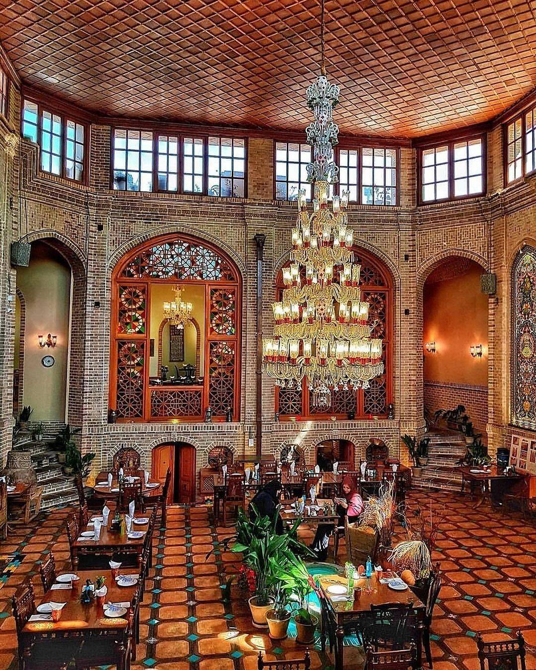یکی از زیباترین رستوران های تهران هستش رستوران .ار.توسط میرزا محمد باقر میزانی ساخته شده است. به دلیل آن که سازنده این | • درناتریپ ✈️